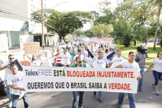 Acusada de pir&acirc;mide financeira, Telexfree protesta nas ruas da Capital