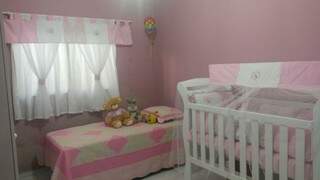 Em casa, o quarto cor de rosa está prontinho para quando Fernanda receber alta. 