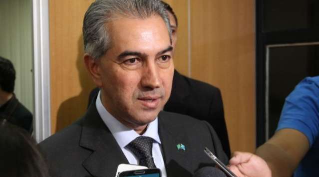 Reinaldo participa de entrega de obras e assina ordens de servi&ccedil;o no interior
