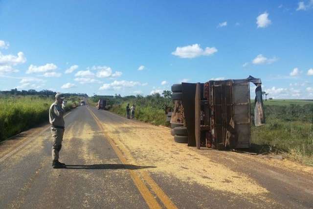 Bitrem tomba na MS-276 e carga de soja &eacute; derramada na pista