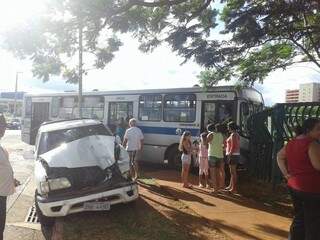 Com a colisão, o ônibus do transporte coletivo foi parar nas grades do Parque Ayrton Senna (Foto: Repórter News)