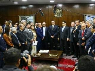 Bolsonaro (ao centro) entregou pessoalmente proposta de reforma ao Congresso. (Foto: Marcelo Camargo/Agência Brasil)