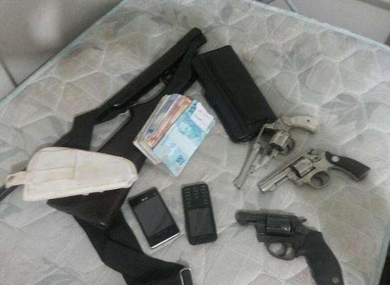 Durante opera&ccedil;&atilde;o, policiais prendem comerciante que vendia armas em bar 