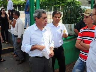André comeu pipoca e conversou com eleitores em frente a local de votação. (Foto: Rodrigo Pazinato)