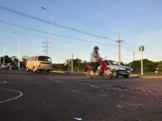 Ocupantes da motocicleta transportavam feijoada. Com o impacto, alimento caiu e espalhou pela pista. (Foto: João Garrigó)