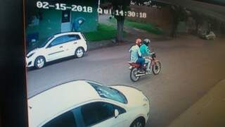 Suspeitos fugiram em uma Honda Titan após o crime (Foto: Reprodução vídeo)