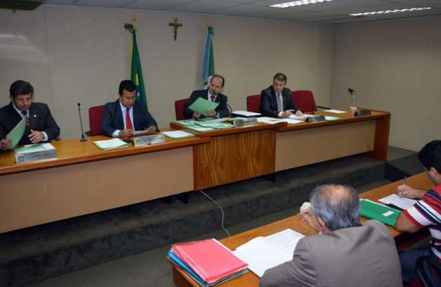 Com tr&ecirc;s votos contra, projeto que suspende taxa vai ao plen&aacute;rio