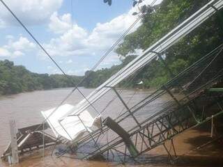 Parte da estrutura foi submersa pelas águas do rio. (Foto: Divulgação/OPantaneiro) 