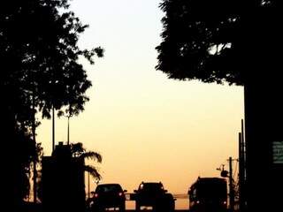 Nascer do sol desta terça-feira visto pela avenida Afonso Pena em Campo Grande (Foto: Saul Schramm)