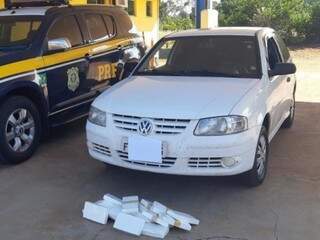 Droga estava escondida em compartimento do painel do veículo. (Foto: Divulgação/PRF)