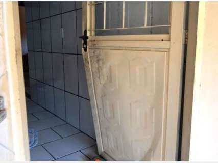 Empresário tem prejuízo de R$ 5 mil ao ter casa arrombada por ladrão
