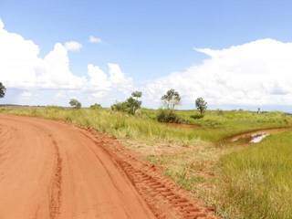 Trecho da MS-165, rodovia que liga Coronel Sapucaia a Paranhos; do outro lado fica o território paraguaio (Foto: Helio de Freitas)