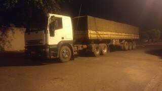 Caminhão seria levado para o Paraguai  (Foto: divulgação/Batalhão de Choque) 