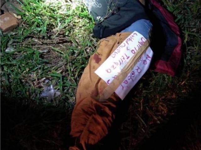 Jovem &eacute; assassinado ap&oacute;s sequestro e &eacute; achado com bilhete colado no corpo