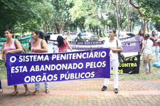 Mulheres de presos pedem &ldquo;direitos humanos&rdquo; e protestam em frente ao TJ