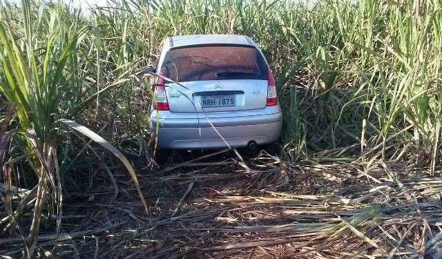 Bandidos assaltam fam&iacute;lia durante caf&eacute; da manh&atilde; e roubam dinheiro e carro