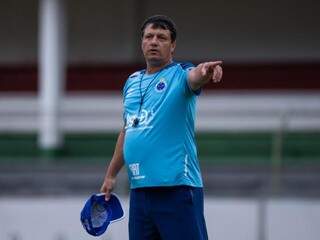 Técnico Adilson Batista comanda último treino antes de duelo com Grêmio (Foto: Divulgação)