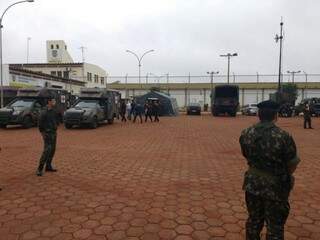 Operação do Exército faz pente-fino na penitenciária de Dourados (Foto: Adilson Domingos)