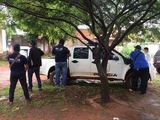Policiais paraguaios na casa onde três suspeitos foram presos (Foto: Porã News)