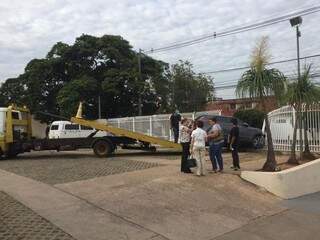 Carro fica pendurado no muro depois de destruir grade de igreja