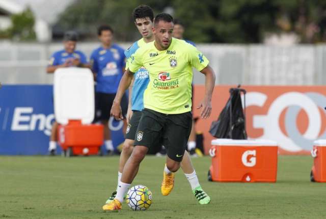 Com time incompleto, Dunga faz primeiro treino para jogo nas eliminat&oacute;rias  