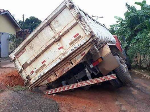 Caminh&atilde;o carregado com terra &eacute; &ldquo;engolido&rdquo; por cratera em bairro