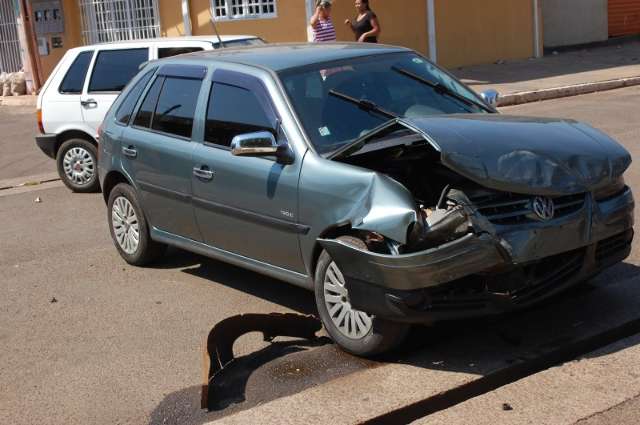 Falta de sinaliza&ccedil;&atilde;o provoca acidente com tr&ecirc;s carros na Vila Nha-Nh&aacute;