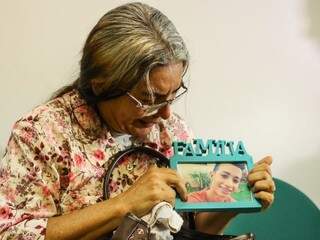 Marisilva Moreira, mãe de Wesner levou foto do filho ao Fórum. (Foto: André Bittar)