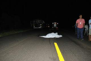 Corpo de motociclista ficou na pista da MS-276 após acidente (Foto: Jornal da Nova)