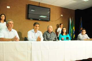 Na mesa Rudel, o prefeito Nelson Trad Filho, Joao Resende, Telma Nantes e Rodrigo Dutra (Foto: Rodrigo Pazinato)