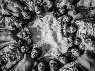 Crianças da aldeia deitadas em cima do fertilizante. (foto: Acervo Pessoal)