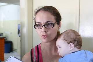 Tatila levou filho de 9 meses para tomar vacina (Foto: Marcos Ermínio)