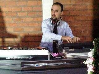 Alexandre é DJ desde os 15 anos. (Foto: Reprodução/Facebook)