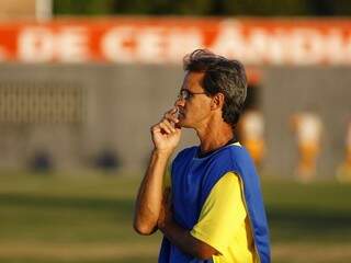 Técnico Denilson Rafaine deixou o cargo após crise financeira se instalar no clube. (Foto: Brasiliense)