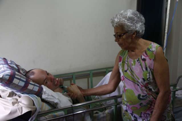 Para cuidar da m&atilde;e e do irm&atilde;o doente, mulher faz apelo para sair do aluguel