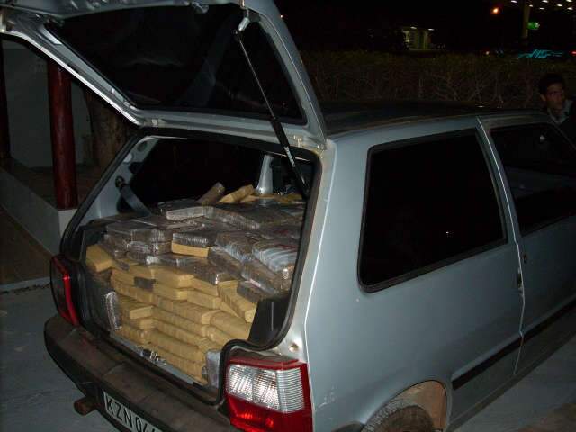  Pol&iacute;cia apreende Fiat Uno lotado de maconha em distrito de Jardim