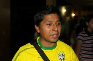 Jhojan diz que veio com a camiseta do Brasil para demonstrar o quanto está feliz em estar aqui (Foto: Cleber Gellio)