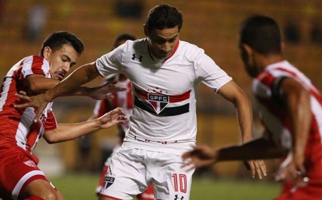S&atilde;o Paulo bate o Mogi Mirim por 2 a 0 e reassume a ponta do Grupo C