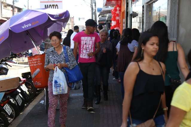 Promo&ccedil;&otilde;es fracassam e clientes deixam lojas do centro de m&atilde;os vazias