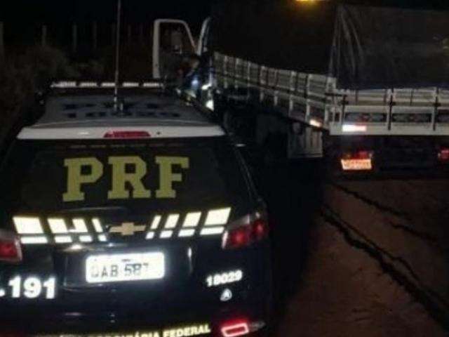 Caminh&atilde;o com 125 mil ma&ccedil;os de cigarros &eacute; encontrado perto de lix&atilde;o 