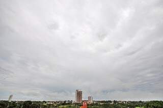 Sexta-feira amanheceu nublada, em Campo Grande. (Foto: Luciano Muta)