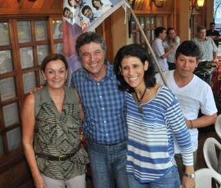 Murilo Zauith comemora vitoria ao lado da esposa Cecilia e da vice Dinaci (foto: Valdenir Rezende/Dourados News)