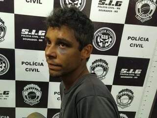 Rafael Ponce na Polícia Civil em Dourados após ser preso por duplo homicídio (Foto: Adilson Domingos)