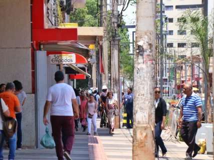 Lojas do com&eacute;rcio na &aacute;rea central abrem at&eacute; as 20 horas a partir do dia 2
