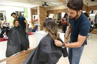 Tons acobreados, marrom e avelã obedecem quem a mulher já é, diz cabeleireiro. (Foto: Fernando Antunes)