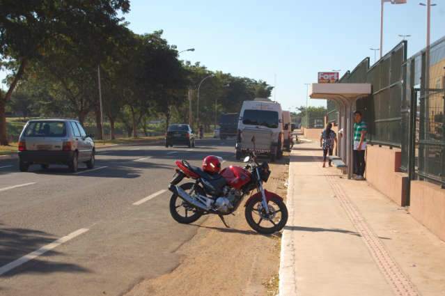  Pedestre &eacute; atropelado por motociclista ao descer de &ocirc;nibus na Ernesto Geisel 