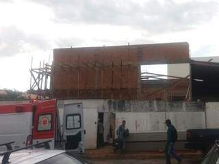 Oper&aacute;rio de obra morre e colega fica ferido ao despencarem de 11 metros