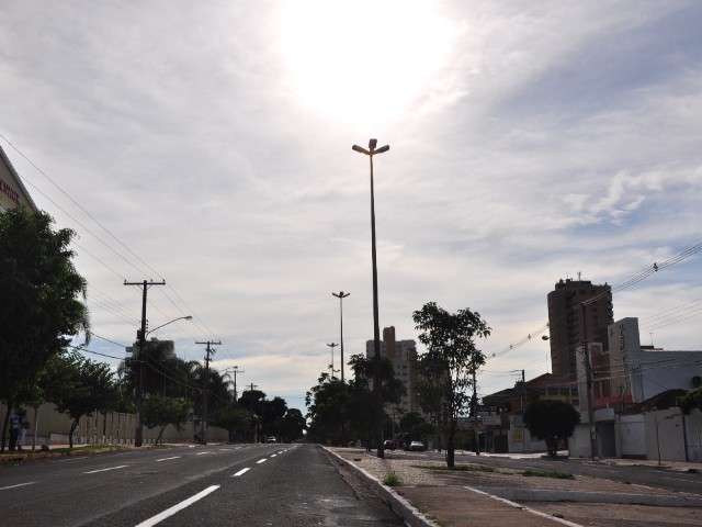 Domingo ser&aacute; de c&eacute;u nublado, altas temperaturas e previs&atilde;o de chuva