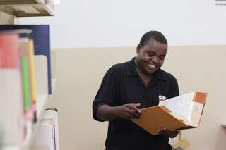 Sem autorização para trabalhar no Brasil, moçambicano se dedicou aos estudos. (Foto: Elverson Cardozo)