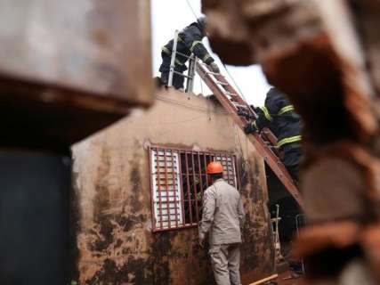 Casa pega fogo e vizinhos usam mangueira para controlar chamas